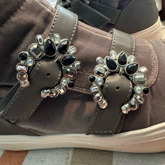 Gray velvet Nine West ankle boots embellished buckles Side zip womens 8 holiday - Picture 3 of 7